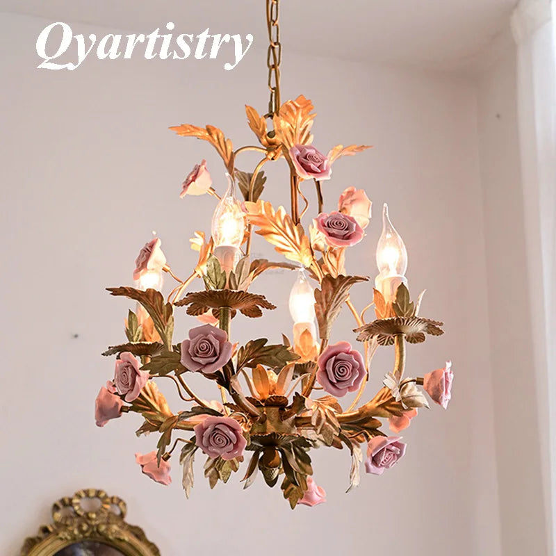 LED-loftlampe i keramik og kobber med blomstermotiv til indretning