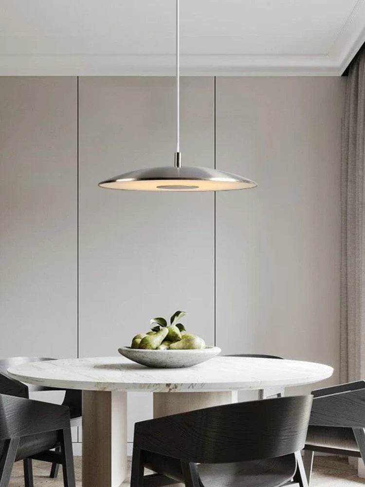 Cirkulær lysekrone i minimalistisk design som en flyvende tallerken