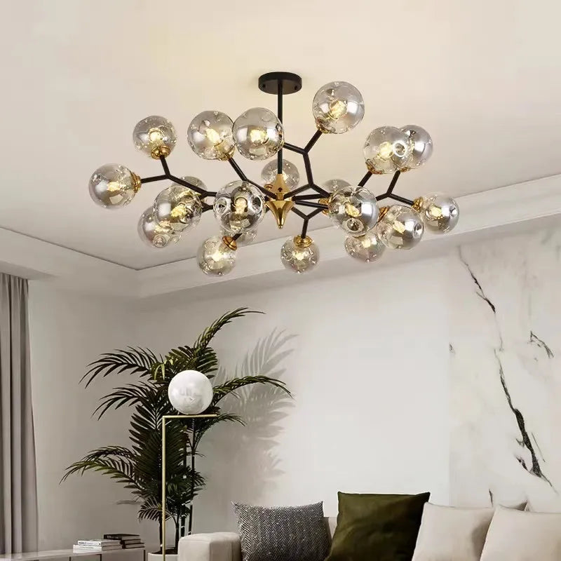 Designer industriel lysekrone i glas og metal med et elegant design