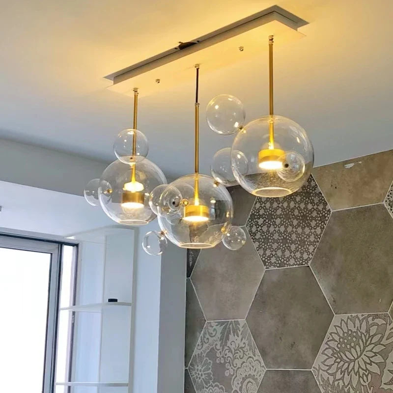 LED lysekrone med glaskugler i moderne design