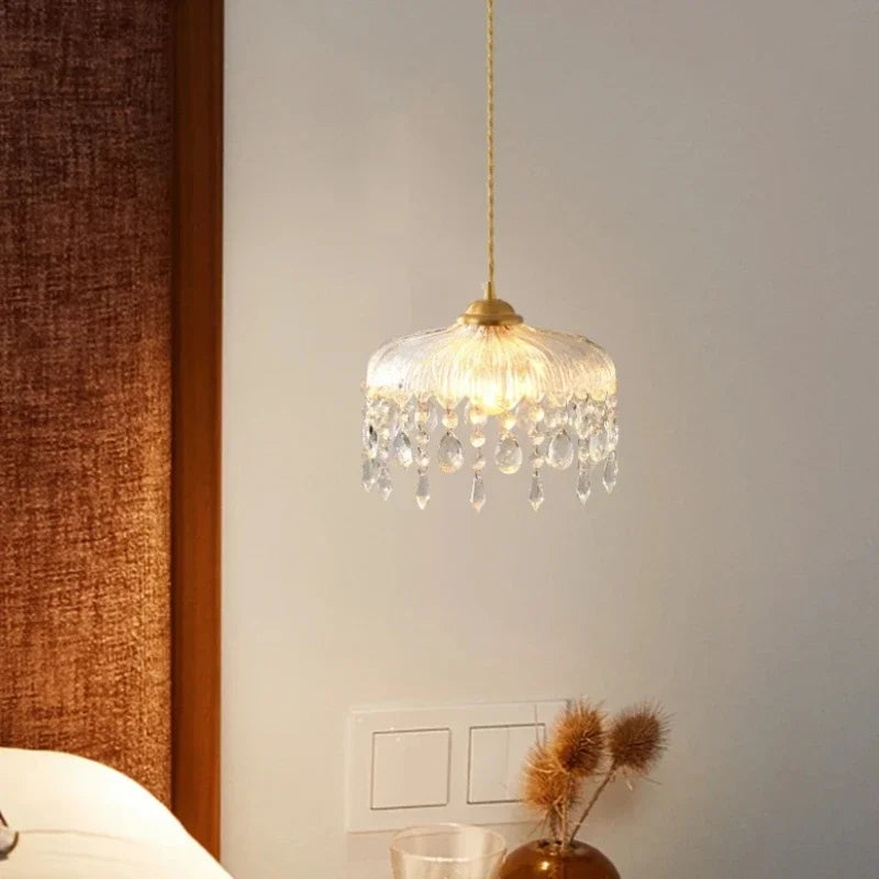 Vintage lysekrone i krystal med elegant blomsterdesign og LED-lys