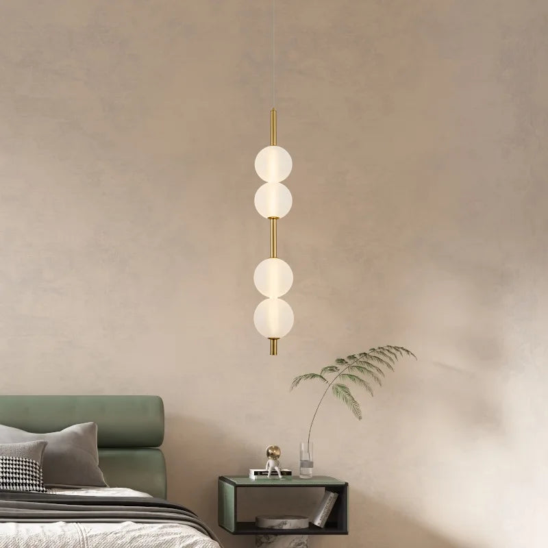 Nordisk pendellampe i glas og metal til forskellige anvendelsesmuligheder med justerbar ledning