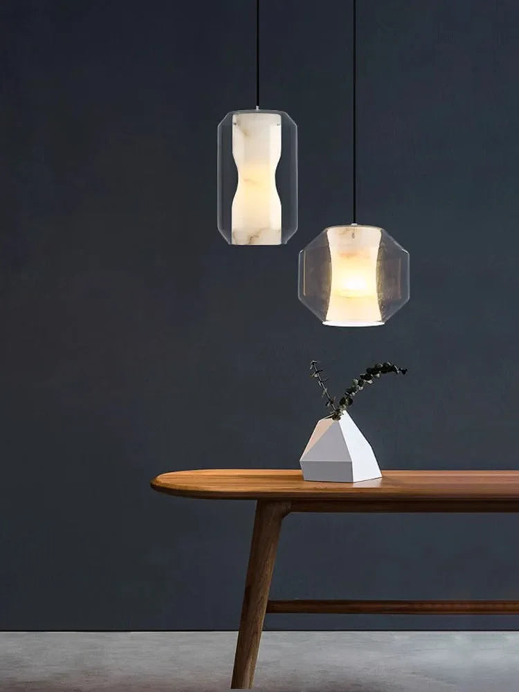 Lysekrone i naturmarmor og glas, minimalistisk, moderne design, dekoration