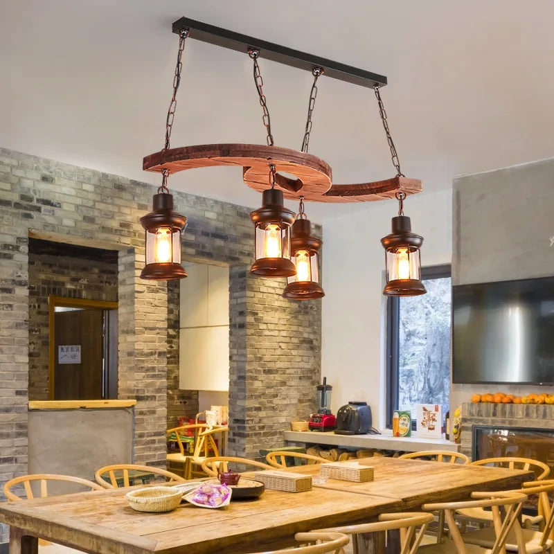 Industriel retro lysekrone med 4 hoveder i træ og jern til café, bar, loft