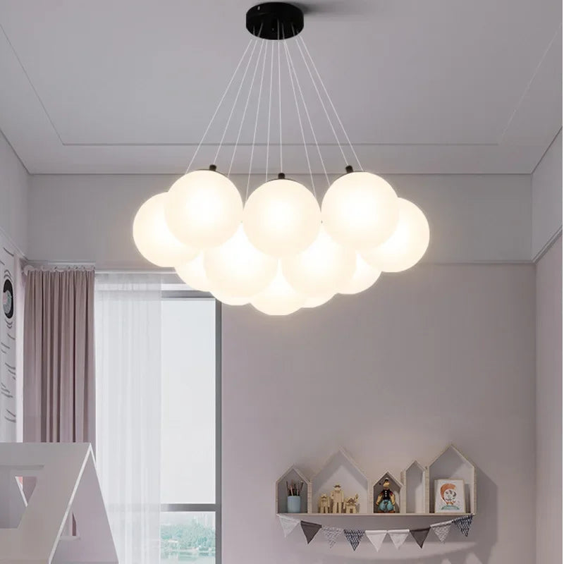 Moderne lysekrone i glas med LED til indretning