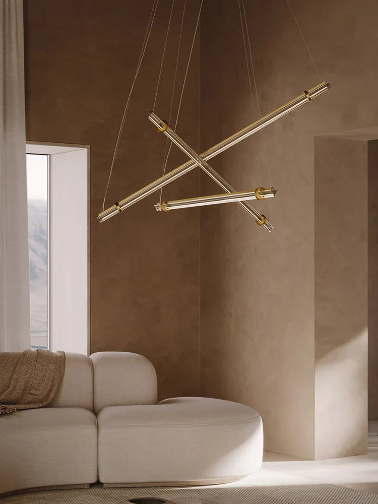 Moderne lysekrone i akryl og kobber i minimalistisk, dekorativt design