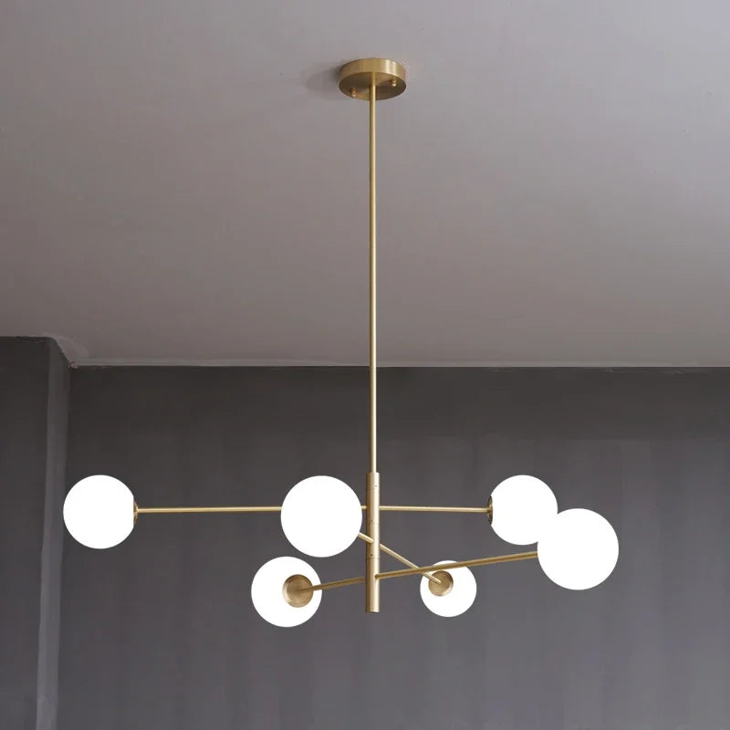 Moderne LED-lysekrone i kobber med mat glasglobus