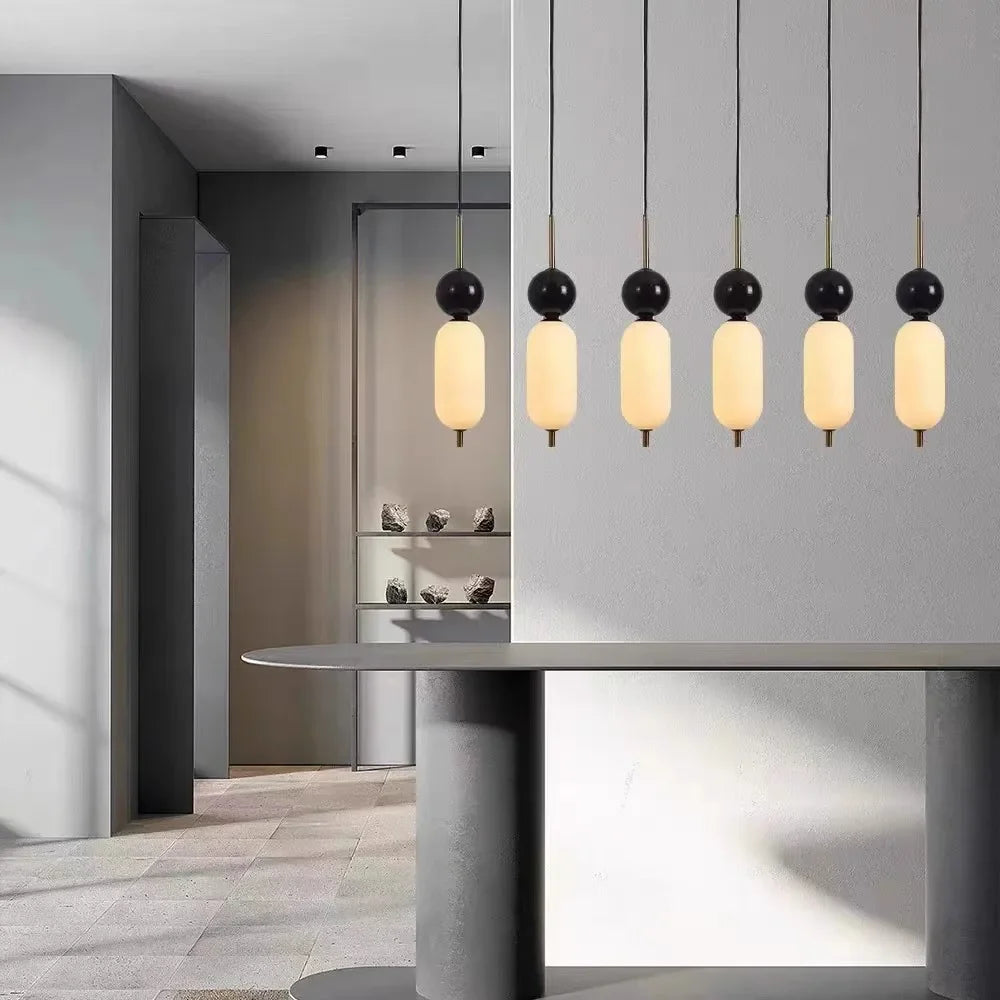 LED-lysekrone i kugle af naturlig marmor og akryl med justerbar ledning