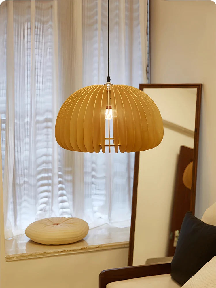 Retrolampe i træ i japansk stil til kreativ indretning