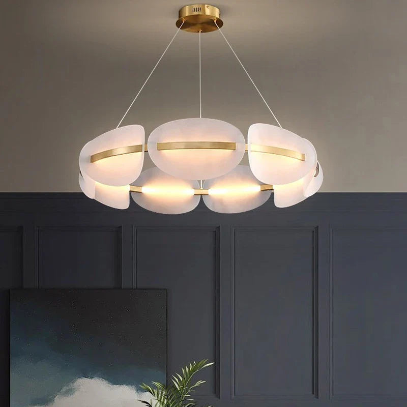 Nordisk LED-pendel i akryl med kronbladsdesign