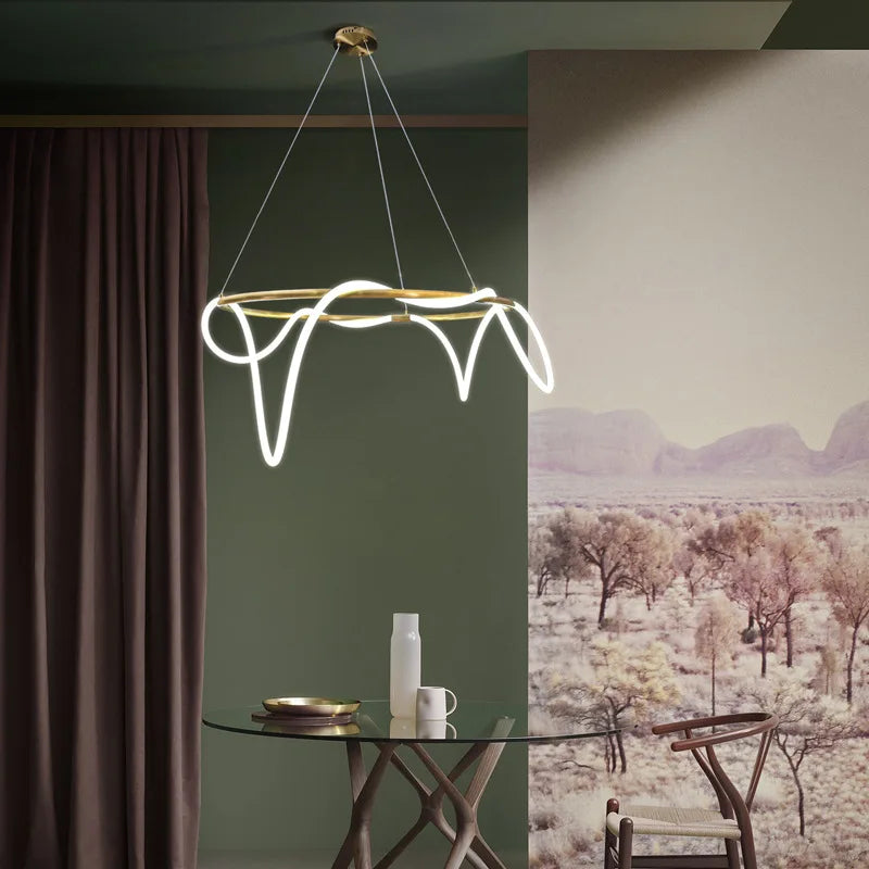 Elegant, moderne nordisk lysekrone.