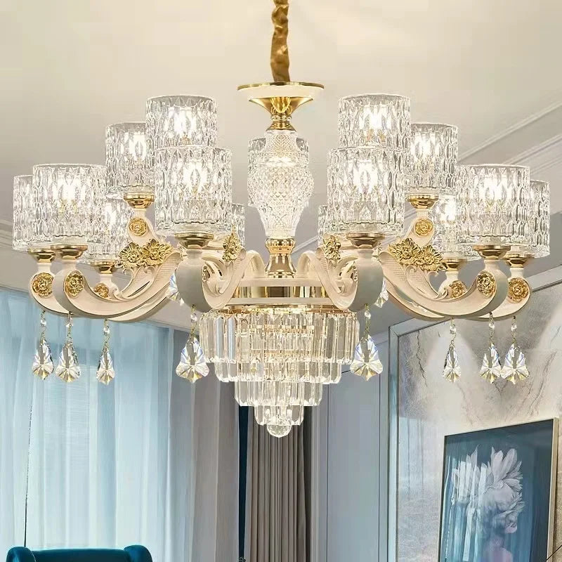 Moderne lysekrone i krystalglas for et elegant interiør