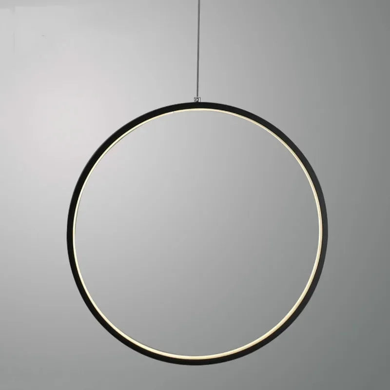 Moderne metallygte i et stilrent design