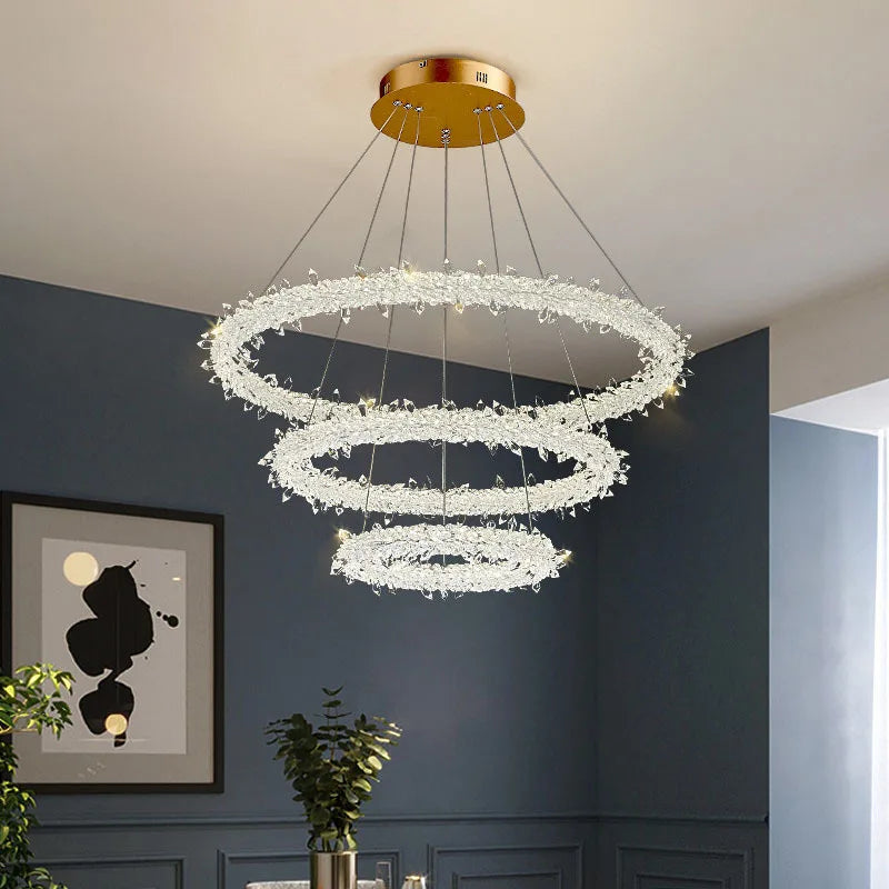 Moderne krystallysekrone i stilrent design til elegant indretning