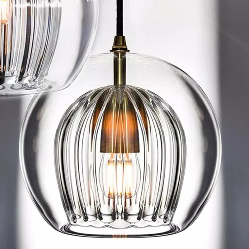 Moderne lysekrone i glas til et kreativt interiør