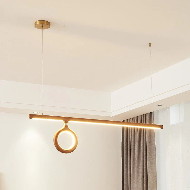 Lys, elegant japansk-inspireret nordisk lysekrone