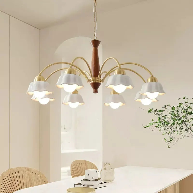 Moderne loftlampe i keramik med blomstermotiv til et tidssvarende interiør