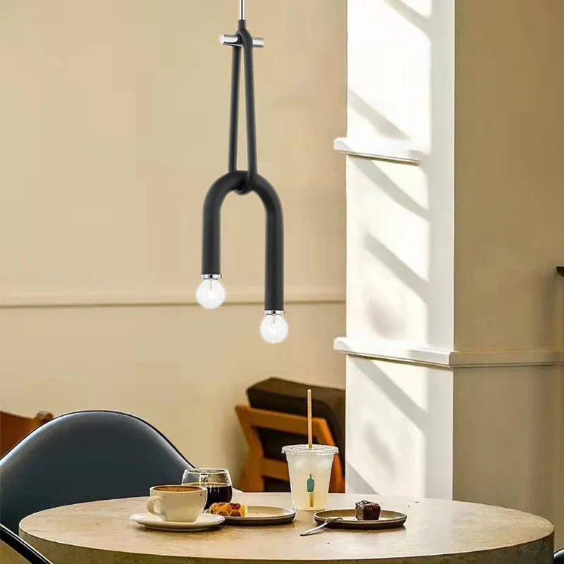 Justerbar lysekrone i industrielt design.