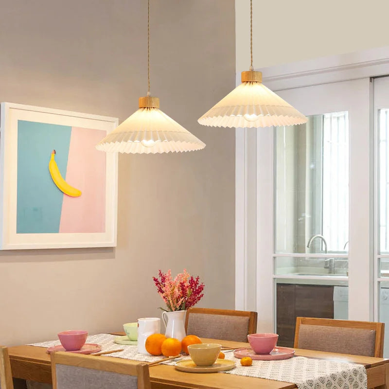 Elegant lysekrone i træ med moderne design