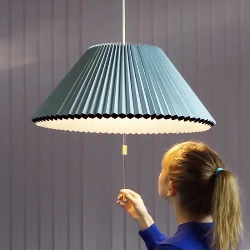Moderne LED-lysekrone med plisseret stofskærm i deformeret paraplydesign