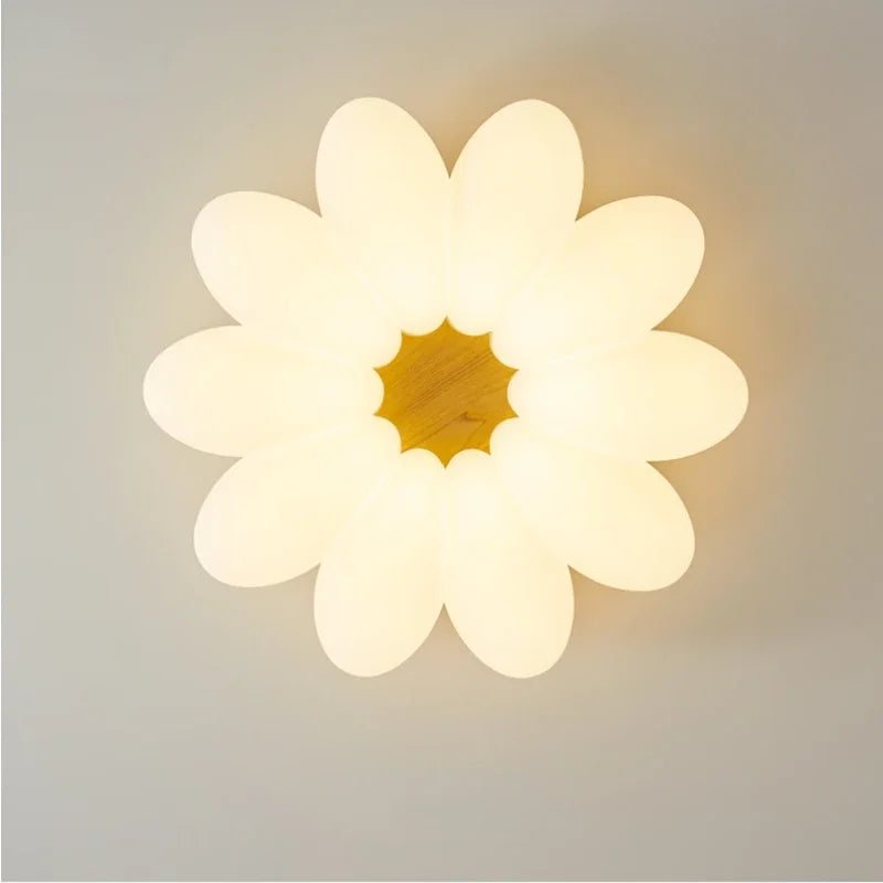 Kreativ lampe oplyser det hyggelige rum.