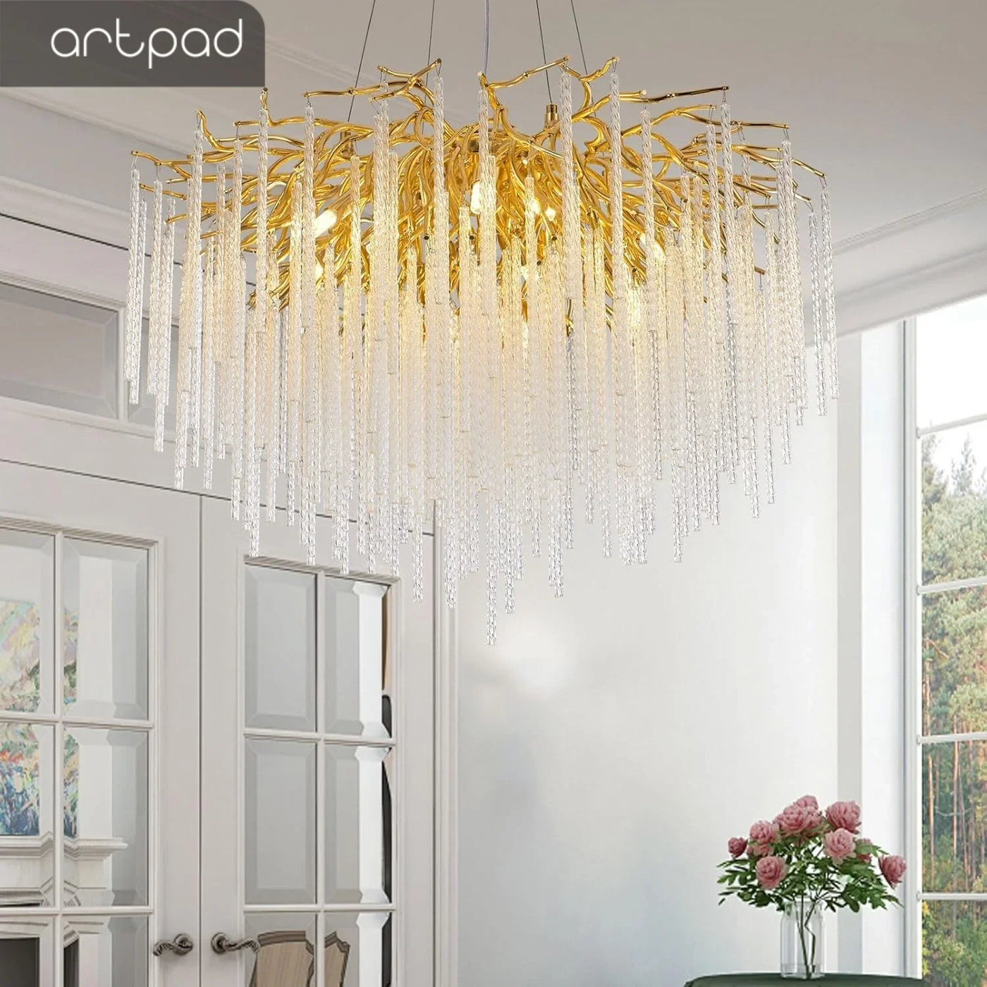 Moderne krystalpendel i guldfarvet elegance