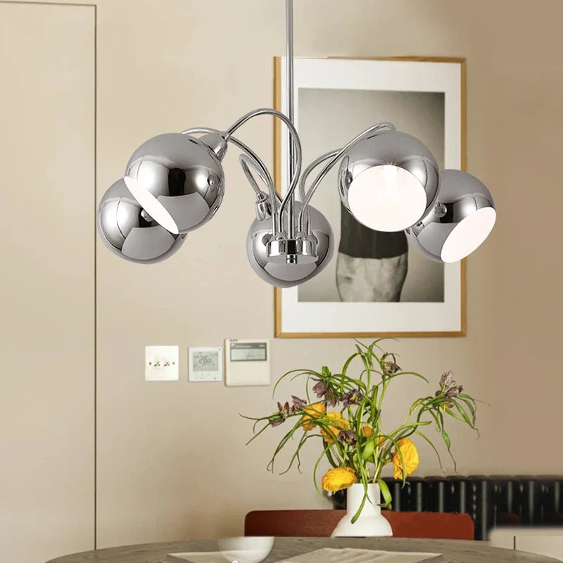 Elegant nordisk lysekrone med lysende glober