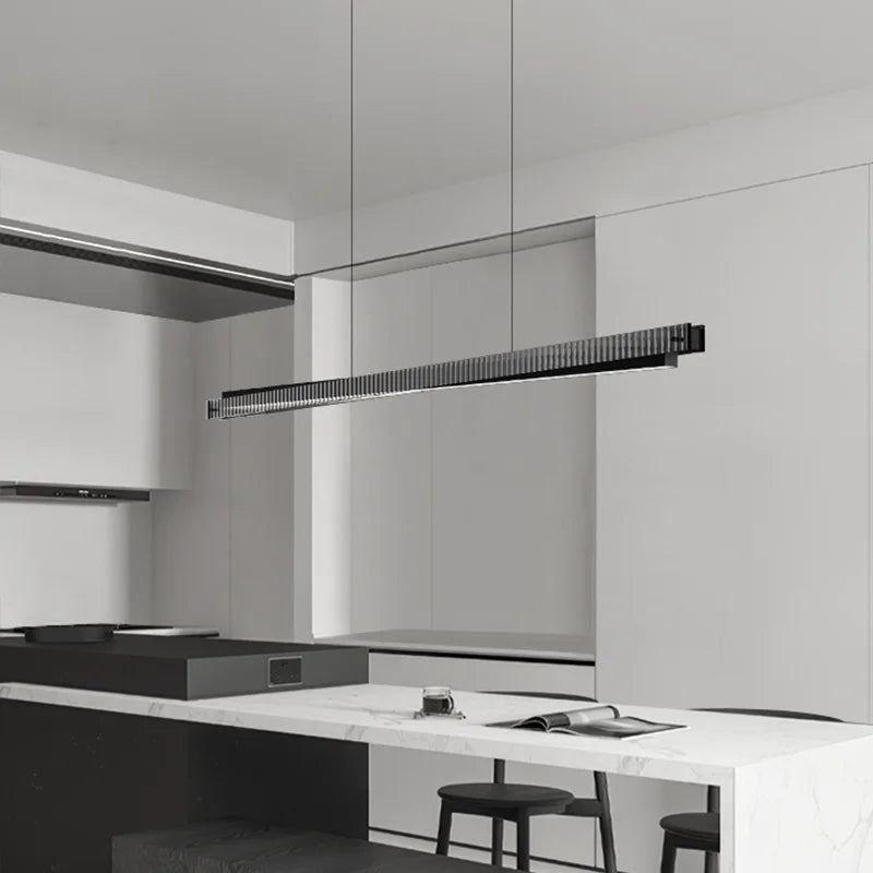 Designlampe i aluminium og glas formet som en stang