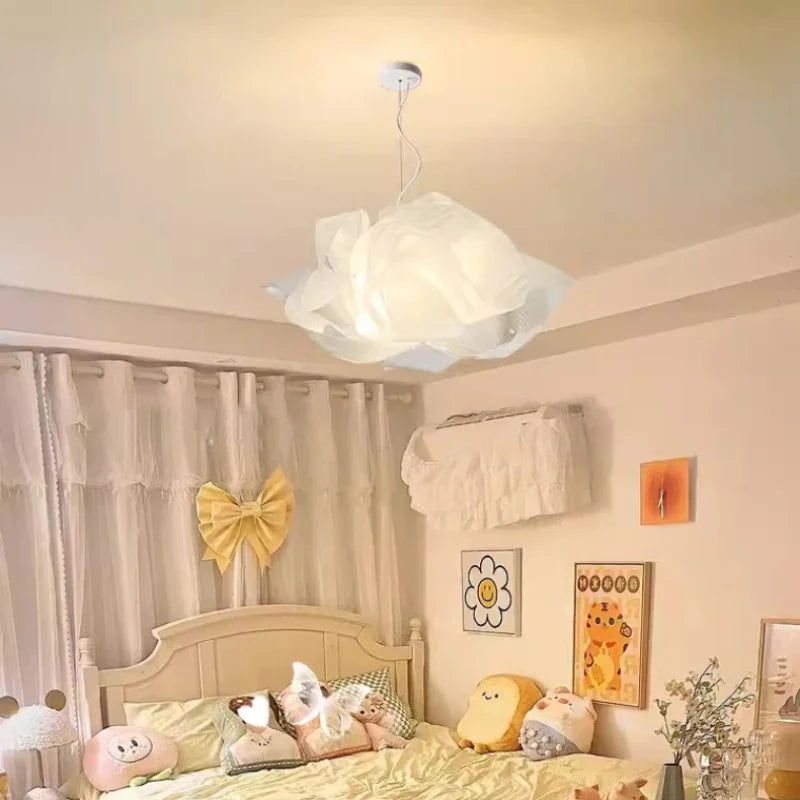 Blomsterformet lampe til romantisk børneværelse