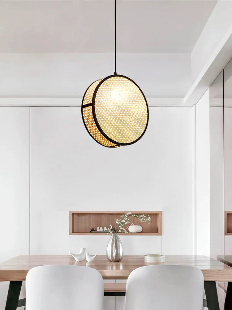 Kreativ flettet rattanlampe til elegant boligindretning