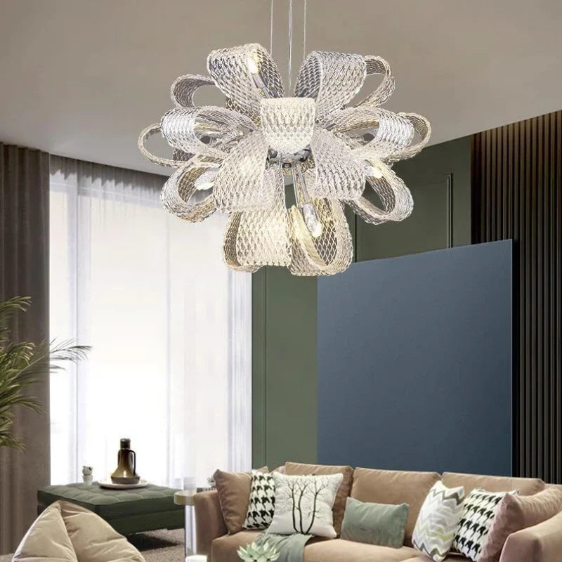 Minimalistisk glaslysekrone med blomsterdesign til moderne indretning