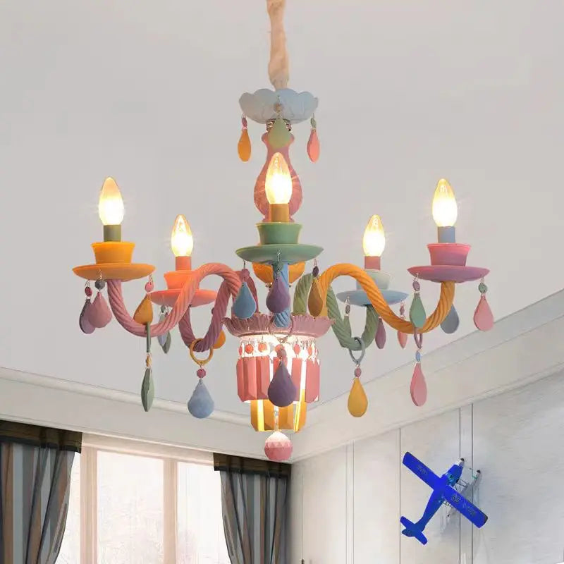 Regnbue krystal lysekrone i kawaii design til børneværelsesindretning