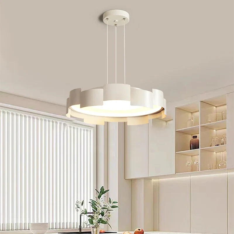 Elegant, hvid og lys moderne lysekrone.
