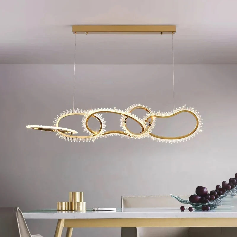 luksuriøs krystallysekrone med moderne LED-ringe