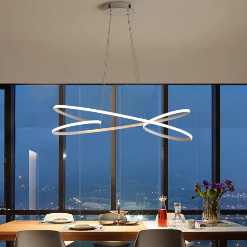 Moderne loftslampe i metal