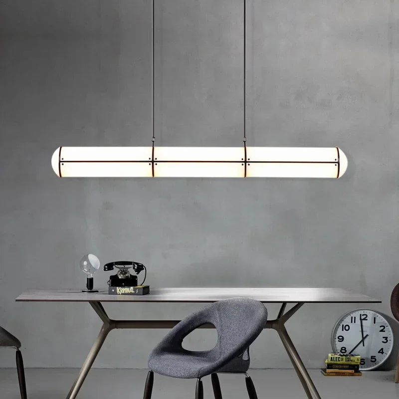 Minimalistisk retro-lysekrone i italiensk design med akrylpendler