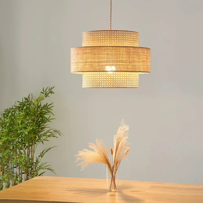 Elegant håndlavet LED-lysekrone i naturmaterialer