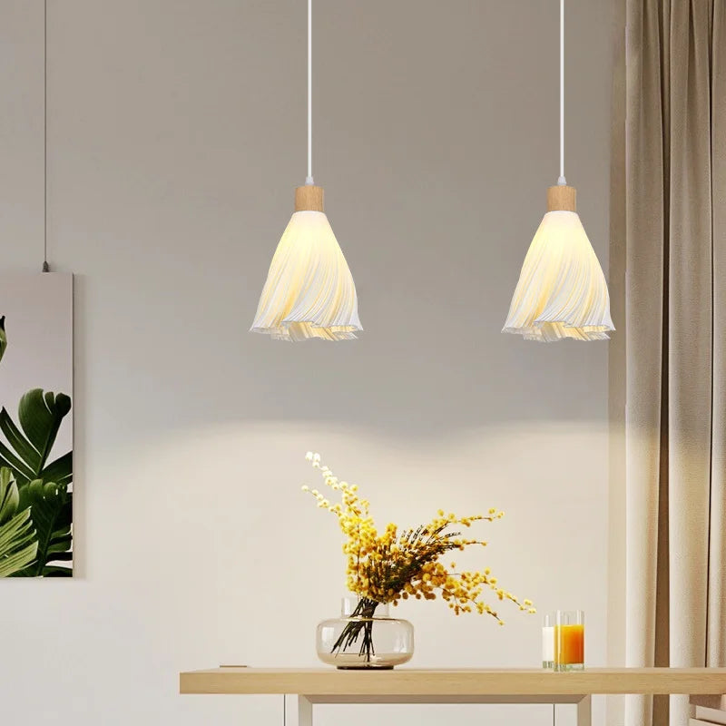 Skandinavisk lysekrone i lyst træ design