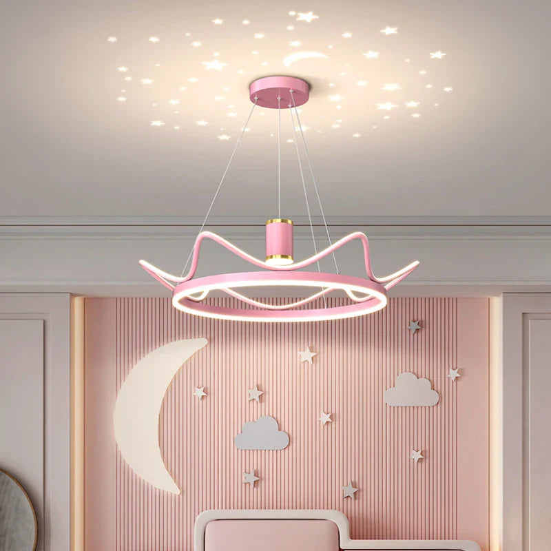 Moderne loftslampe med stjernehimmel-projektion til børneværelset