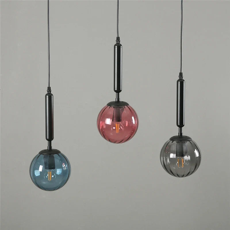 LED-vintage-lysekrone med glaskugler til moderne indretning