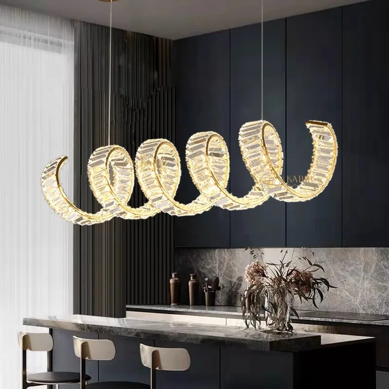 Moderne LED-lysekrone med guldfarvet spiraldesign