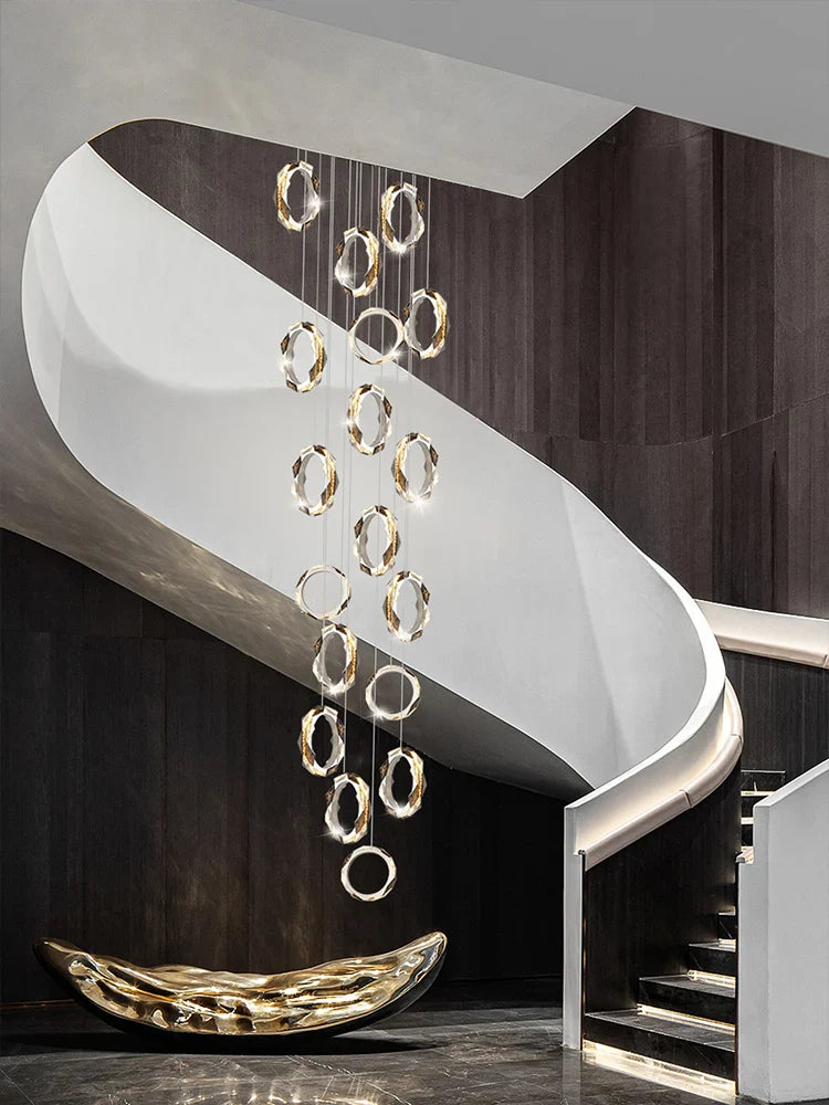 Nordisk design lysekrone til elegant loft og trappeopgang