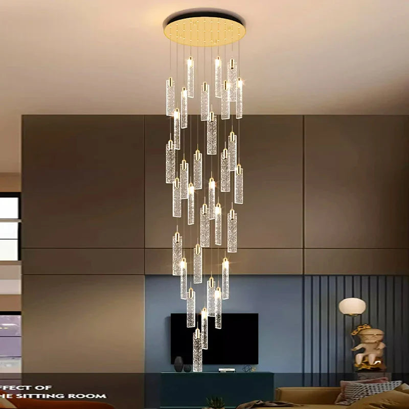 Nordisk designlysekrone med guldfarvede pendler
