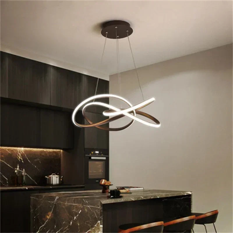 Elegant, lys og strømlinet designlysekrone