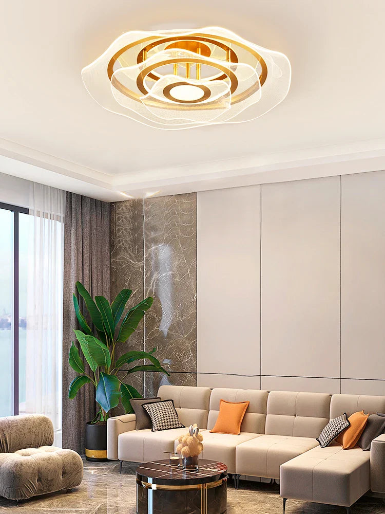 Elegant, moderne lysekrone i guldfarvet design