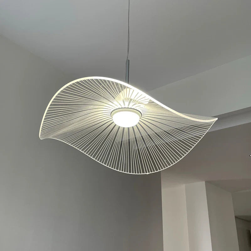 Nordisk LED-lampe i akryl med postmoderne bølgedesign