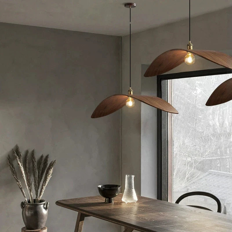 Wabi sabi trælysekrone med LED til loftstrappe
