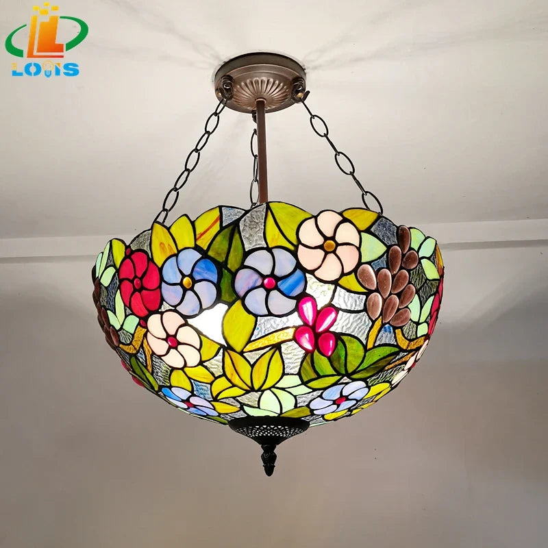 Tiffany-lampe i vindrueform med amerikanske blomster