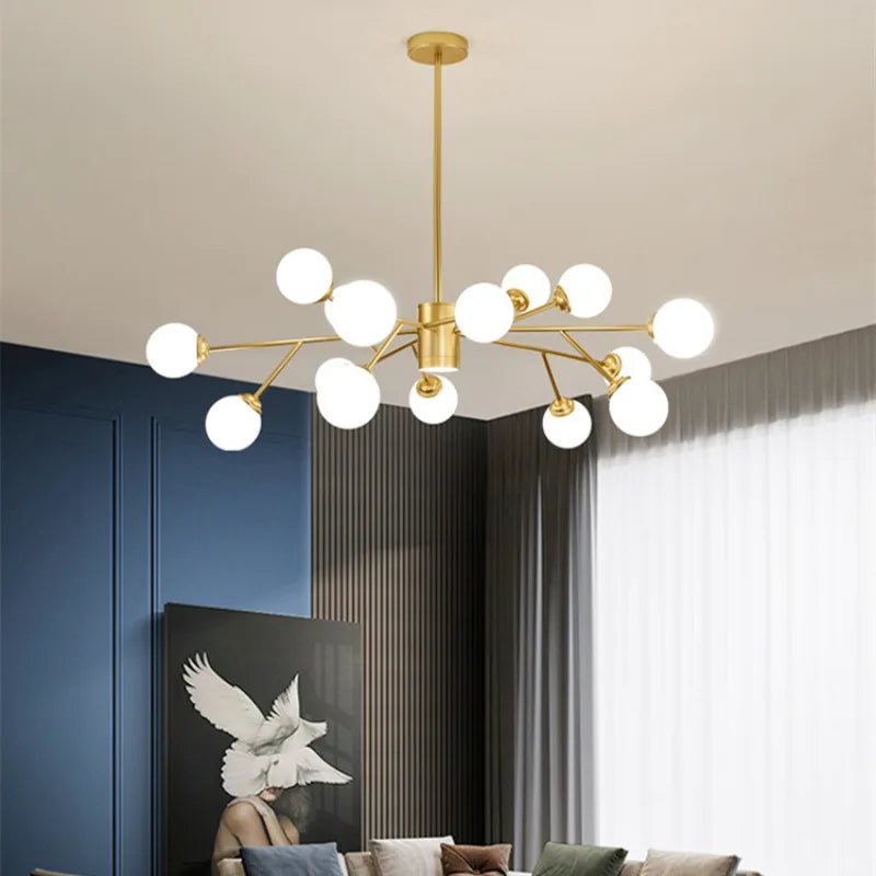 Nordisk lysekrone i moderne glas.