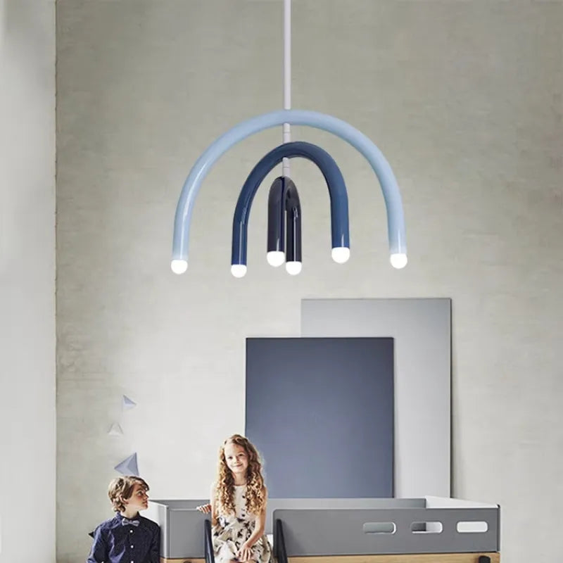 Regnbue-lysekrone fra italiensk designer i U-form